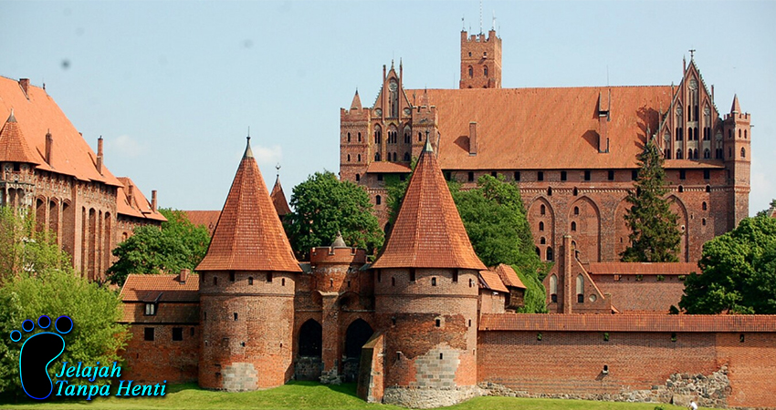 Wisata Arsitektur Gaya Gotik di Polandia