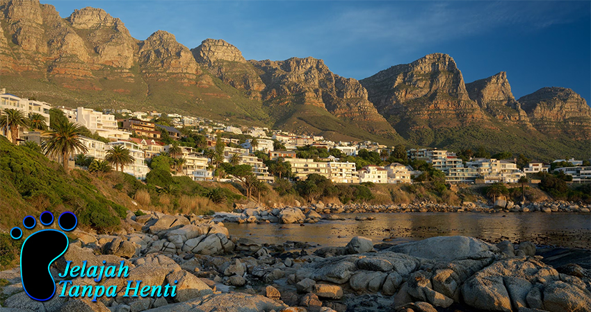 Liburan Romantis di Pantai Camps Bay